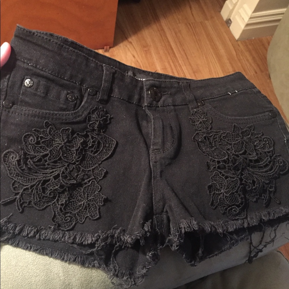 BLACK CHEEKSTER SHORTS